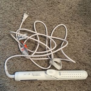 Bondi Boost lightweight hair straightener